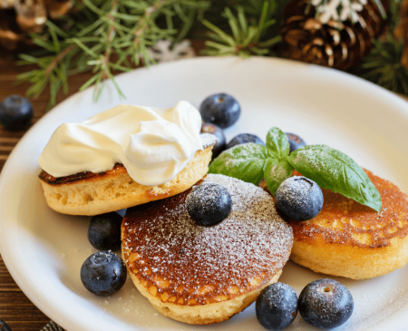 Fluffy High-protein Pancakes With Blueberries And Cream, A Healthy Pancake Tuesday Recipe From Gymplus.