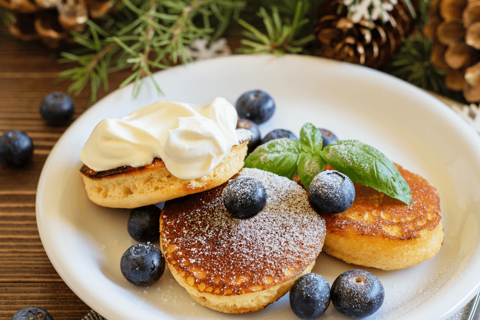 Fluffy high-protein pancakes with blueberries and cream, a healthy Pancake Tuesday recipe from Gymplus.